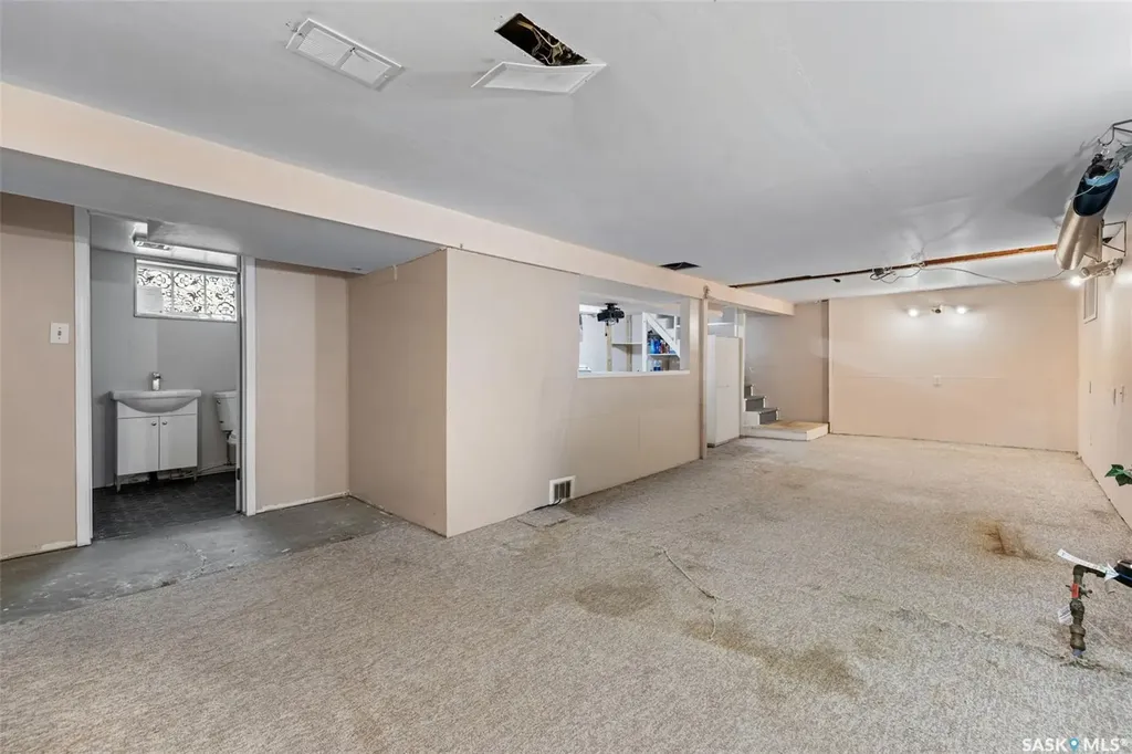 2457 Mackay Street Regina SK S4N 2T4
