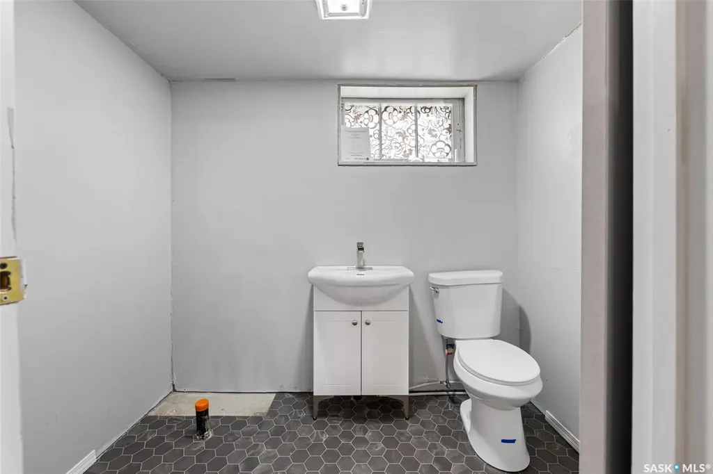 2457 Mackay Street Regina SK S4N 2T4