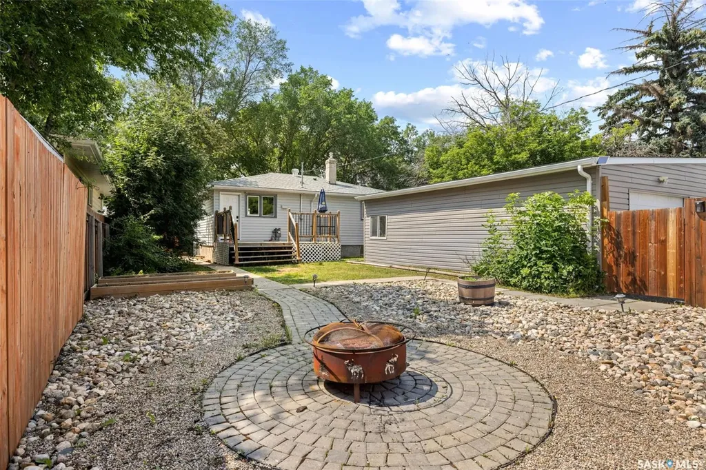2457 Mackay Street Regina SK S4N 2T4