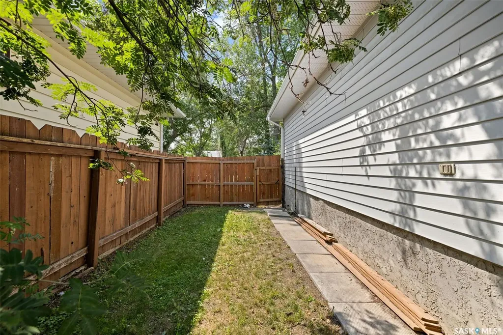 2457 Mackay Street Regina SK S4N 2T4