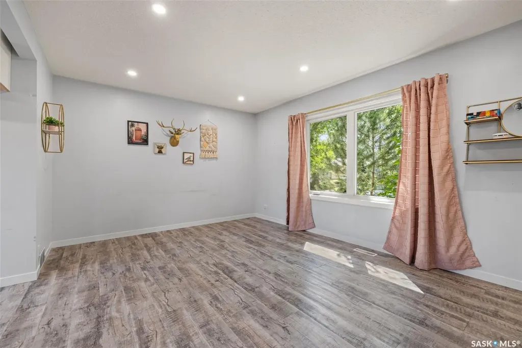 2457 Mackay Street Regina SK S4N 2T4