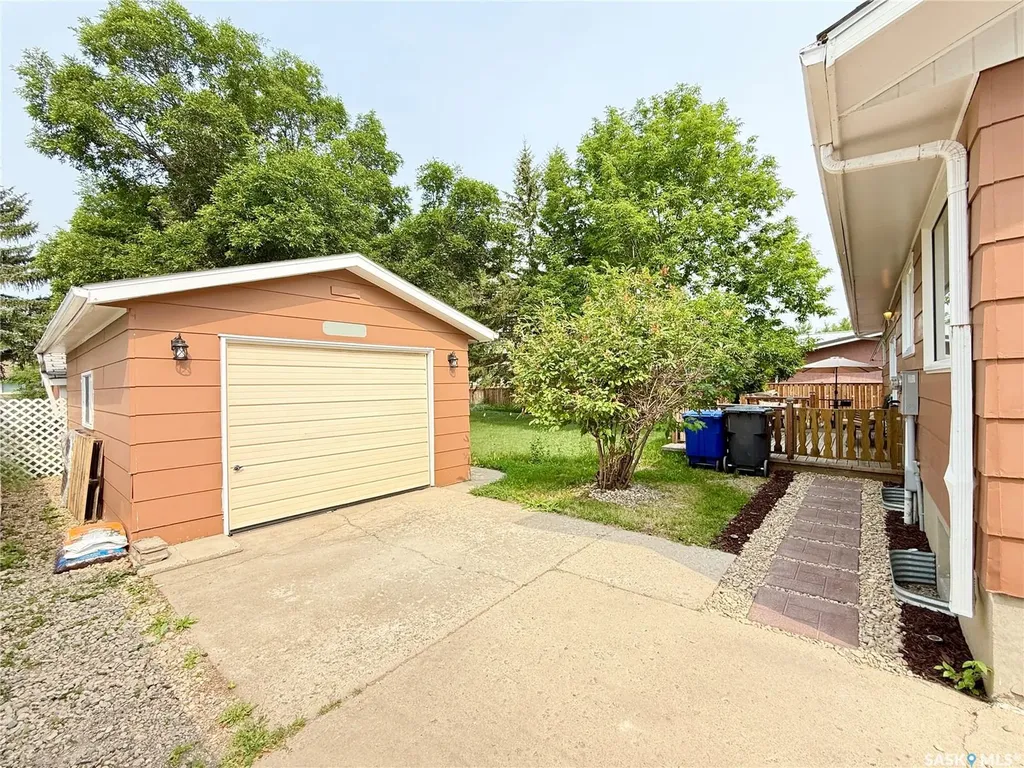 715 Brimacombe Drive Weyburn SK S4H 2P7