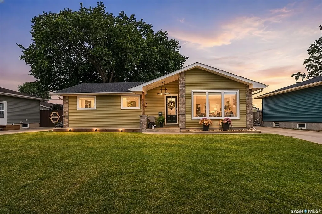 922 James Street Moose Jaw SK S6H 3H6