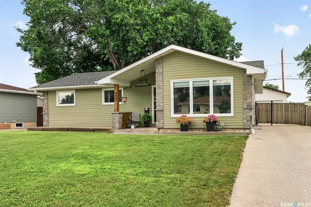 922 James Street Moose Jaw SK S6H 3H6
