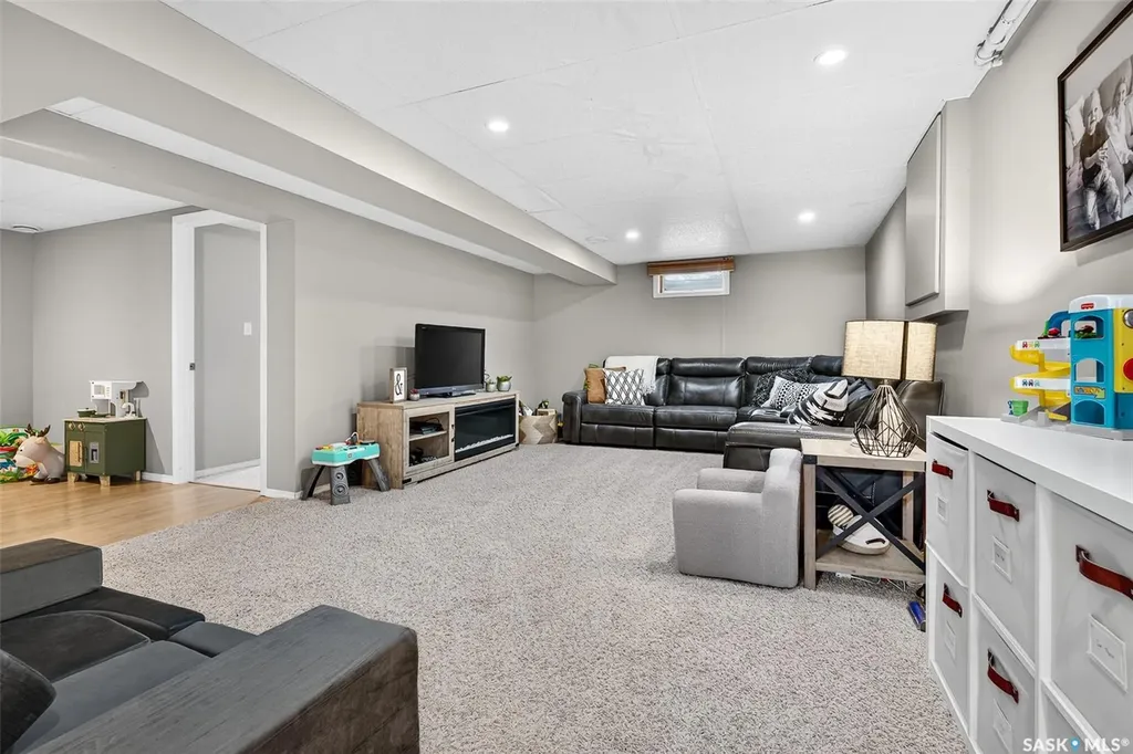 922 James Street Moose Jaw SK S6H 3H6