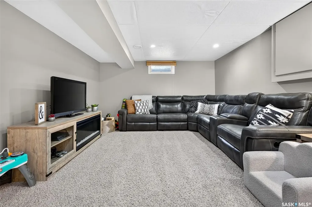 922 James Street Moose Jaw SK S6H 3H6