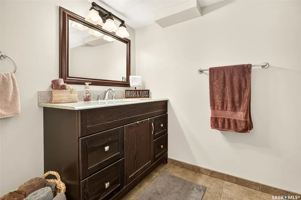 922 James Street Moose Jaw SK S6H 3H6