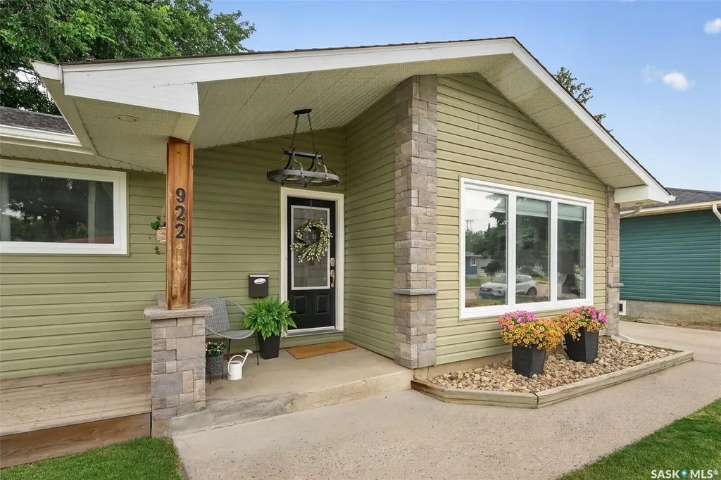 922 James Street Moose Jaw SK S6H 3H6