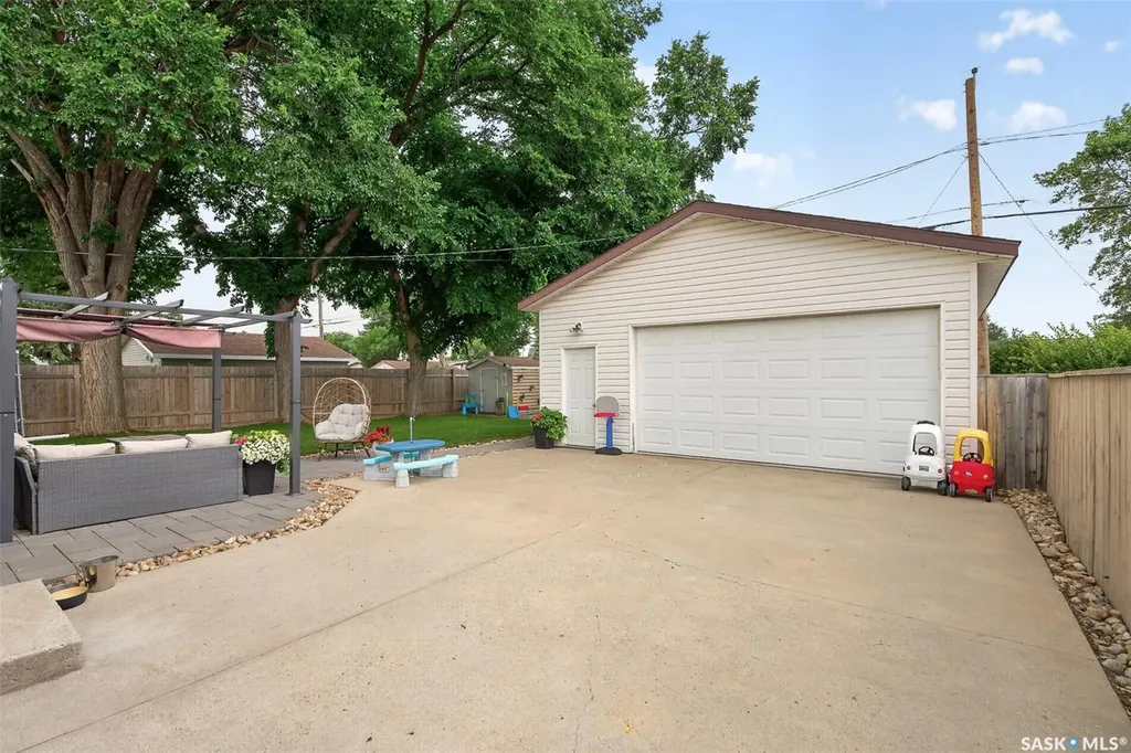 922 James Street Moose Jaw SK S6H 3H6