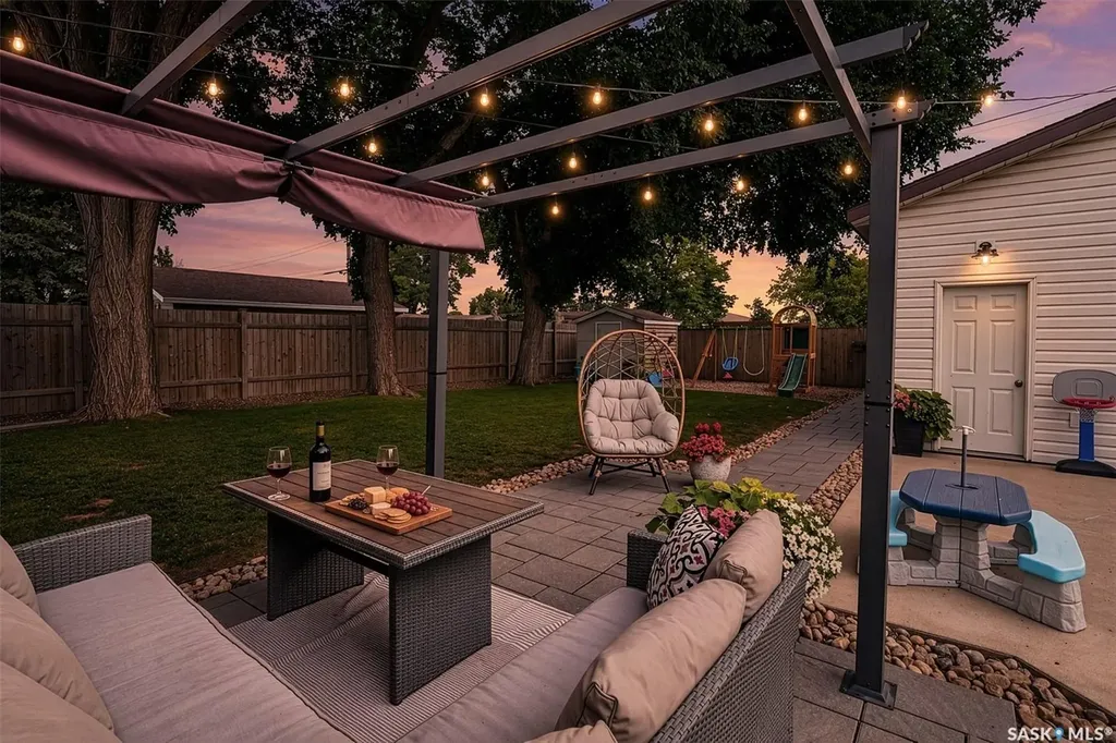 922 James Street Moose Jaw SK S6H 3H6