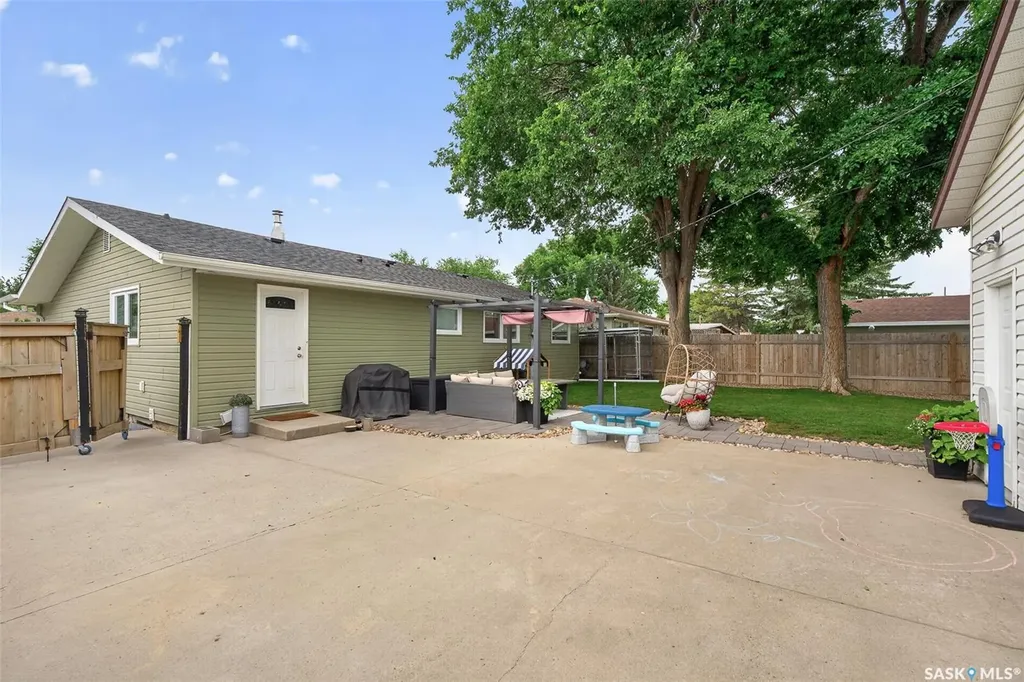 922 James Street Moose Jaw SK S6H 3H6