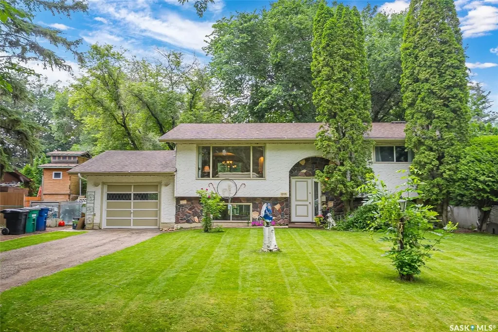 1205 Haida Avenue Saskatoon SK S7M 4N2