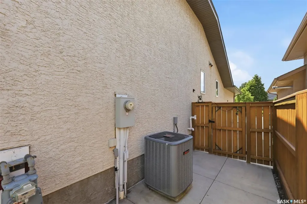 231 Maguire Court Saskatoon SK S7H 4E1
