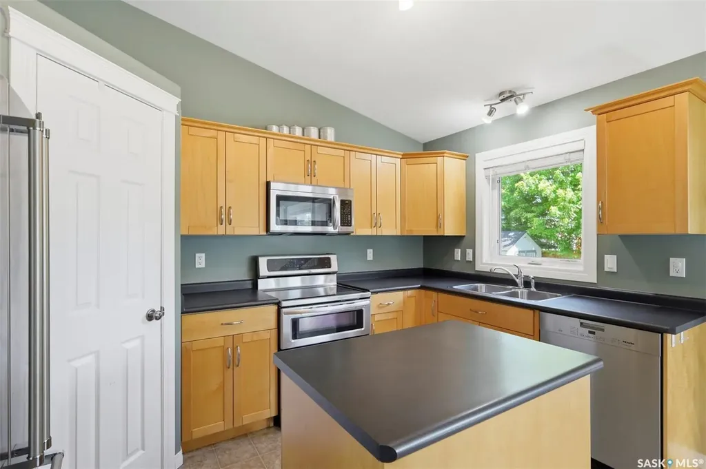 231 Maguire Court Saskatoon SK S7H 4E1