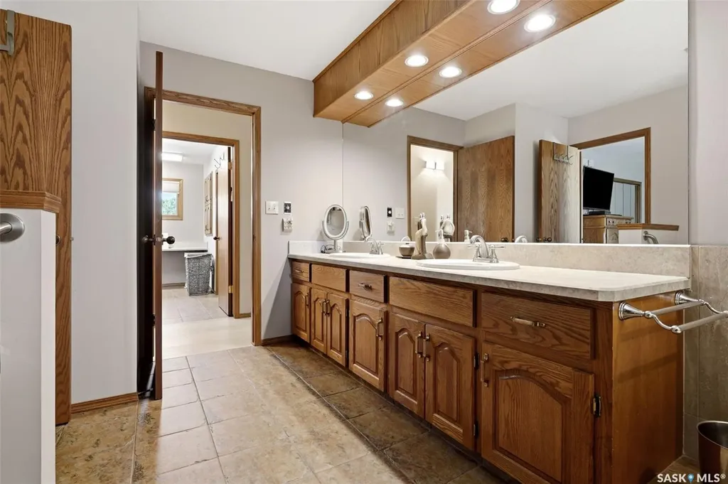 33 Federal Drive White City SK S4L 5B1