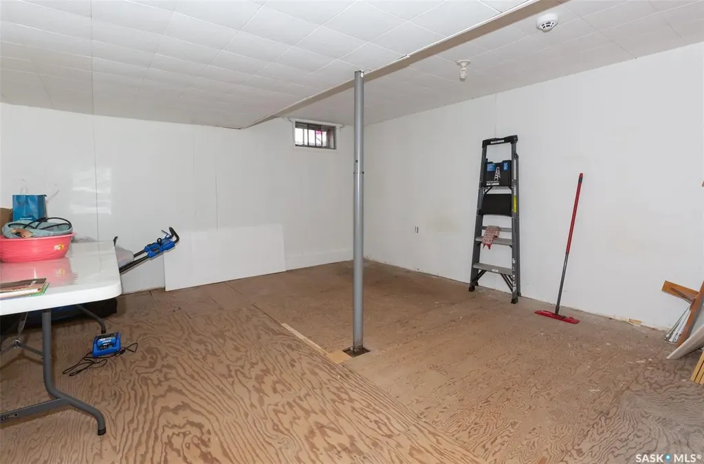 454 Fairford Street W Moose Jaw SK S6H 1W2