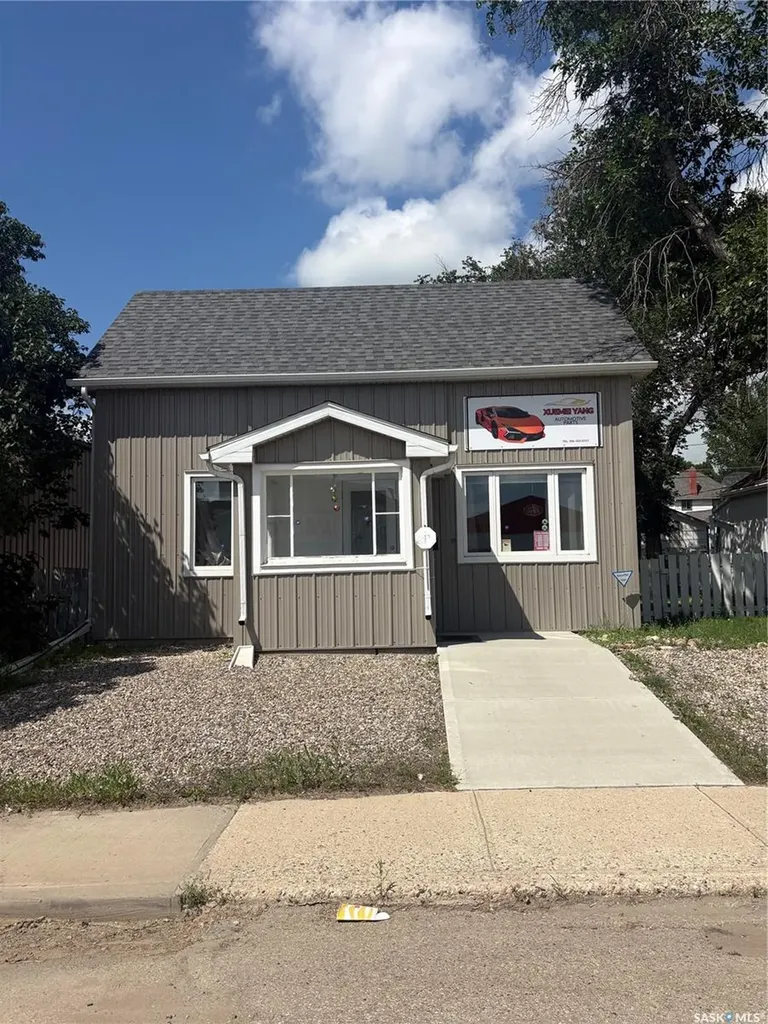 454 Fairford Street W Moose Jaw SK S6H 1W2