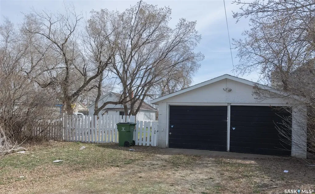 454 Fairford Street W Moose Jaw SK S6H 1W2