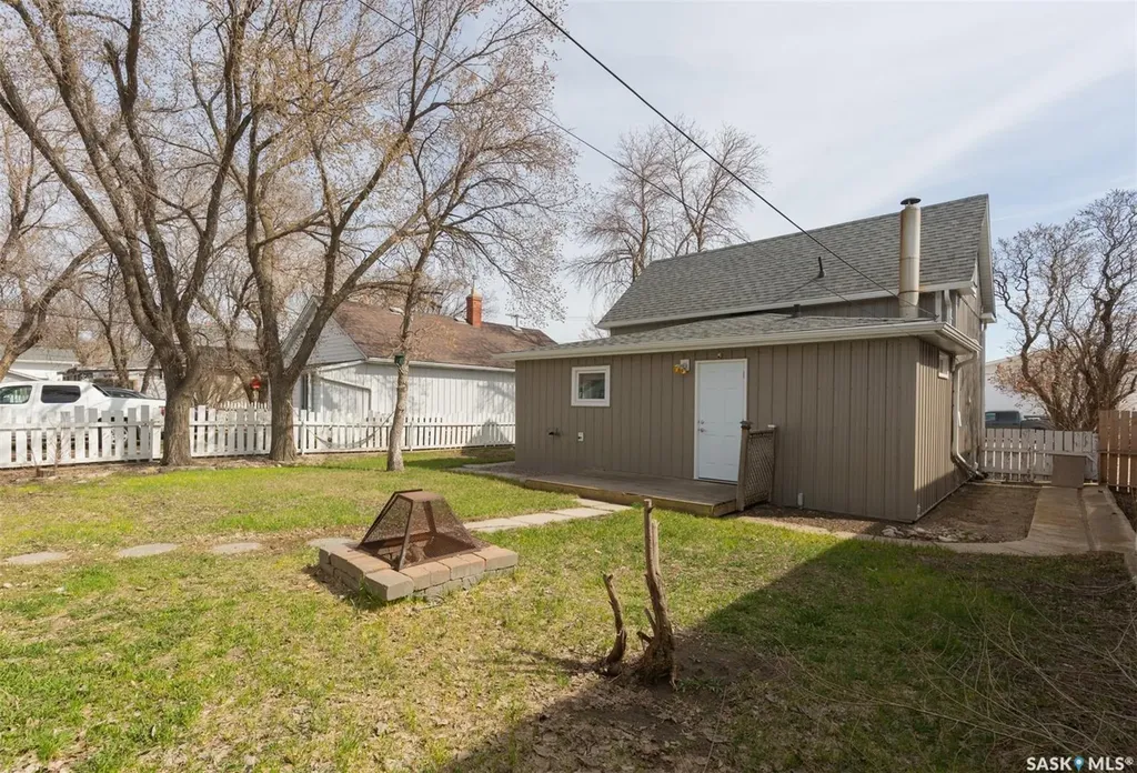 454 Fairford Street W Moose Jaw SK S6H 1W2