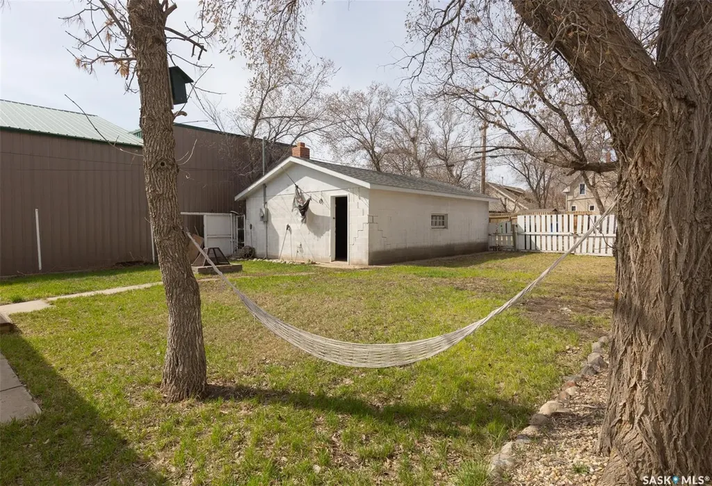 454 Fairford Street W Moose Jaw SK S6H 1W2