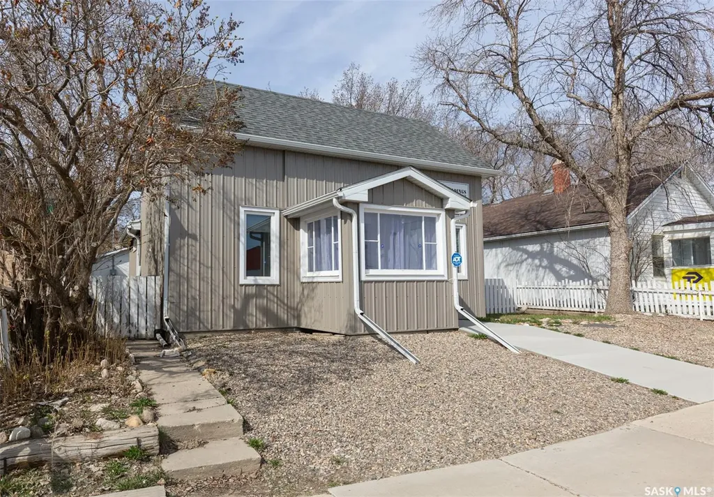 454 Fairford Street W Moose Jaw SK S6H 1W2
