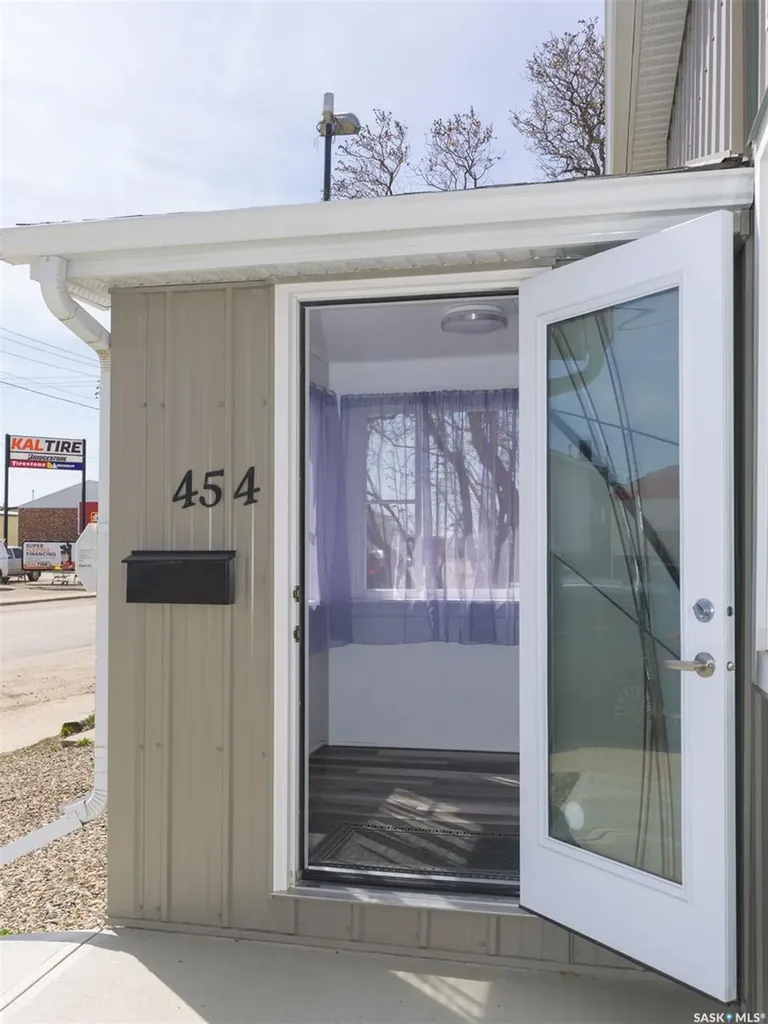 454 Fairford Street W Moose Jaw SK S6H 1W2