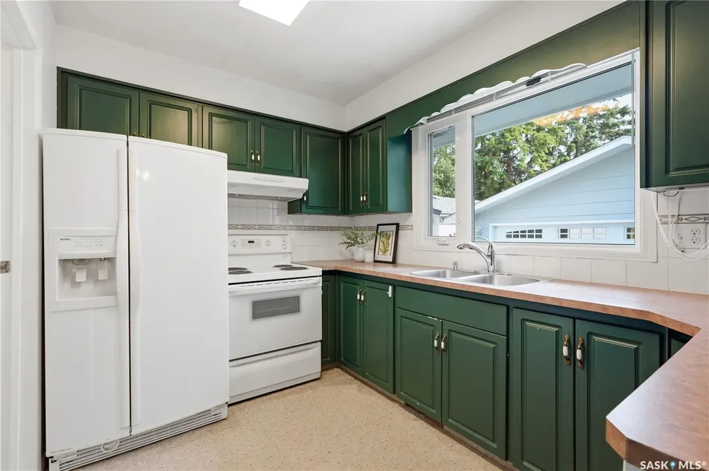 1422 East Heights Saskatoon SK S7J 3B3