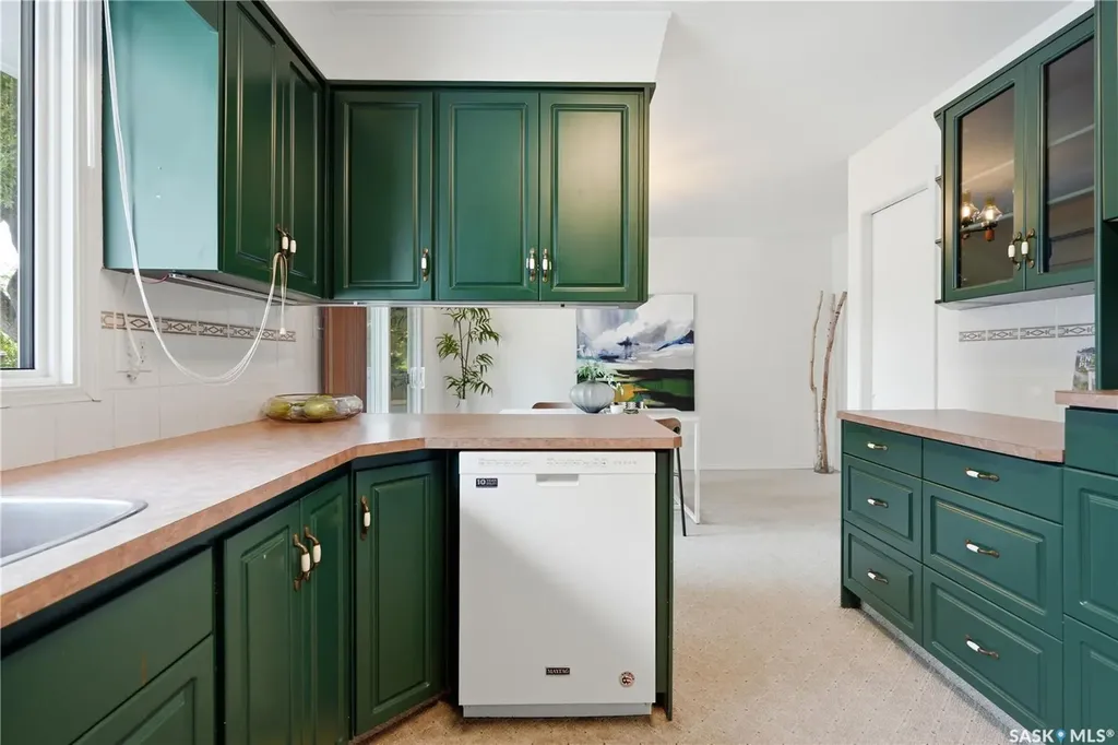 1422 East Heights Saskatoon SK S7J 3B3