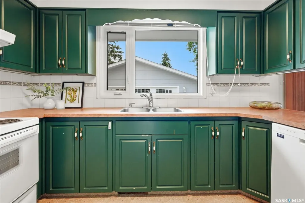 1422 East Heights Saskatoon SK S7J 3B3