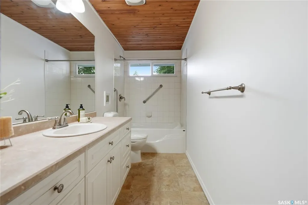 1422 East Heights Saskatoon SK S7J 3B3