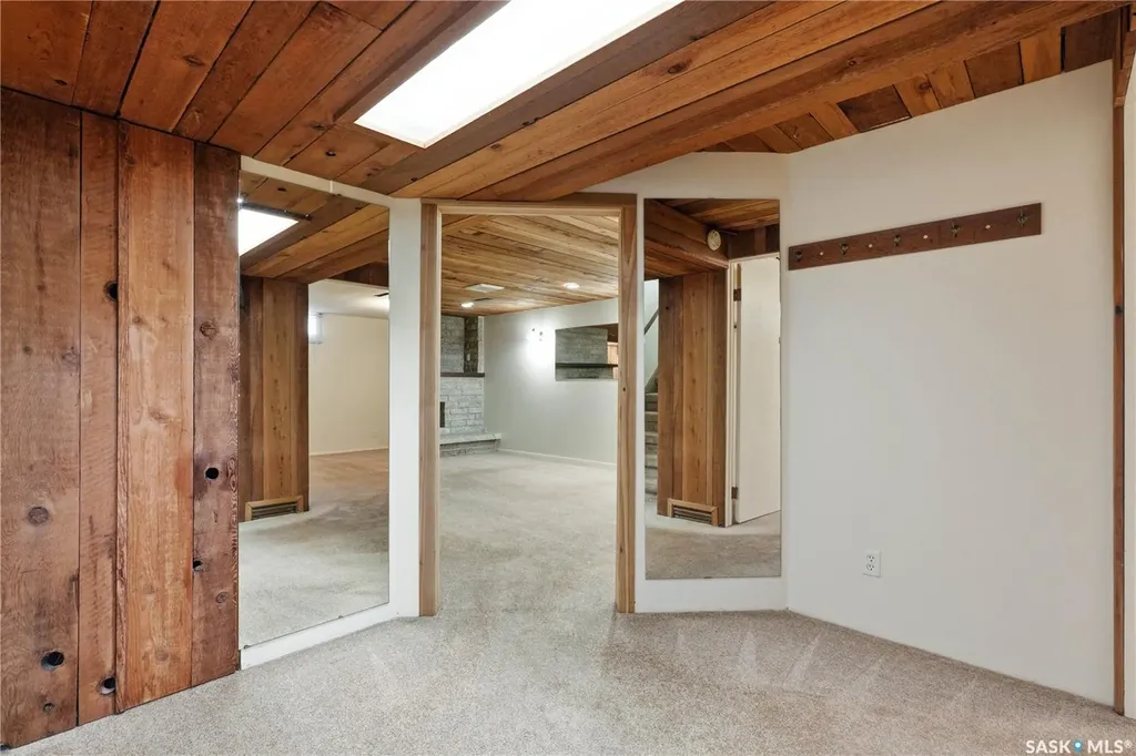 1422 East Heights Saskatoon SK S7J 3B3