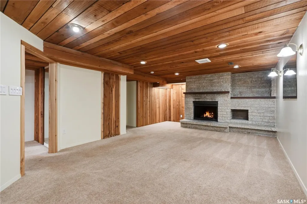 1422 East Heights Saskatoon SK S7J 3B3