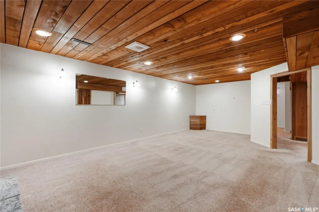 1422 East Heights Saskatoon SK S7J 3B3