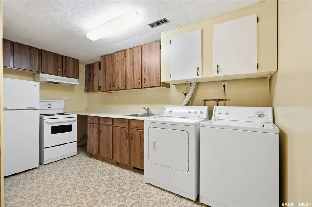 1422 East Heights Saskatoon SK S7J 3B3