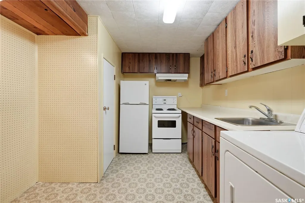 1422 East Heights Saskatoon SK S7J 3B3