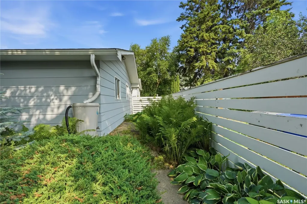 1422 East Heights Saskatoon SK S7J 3B3