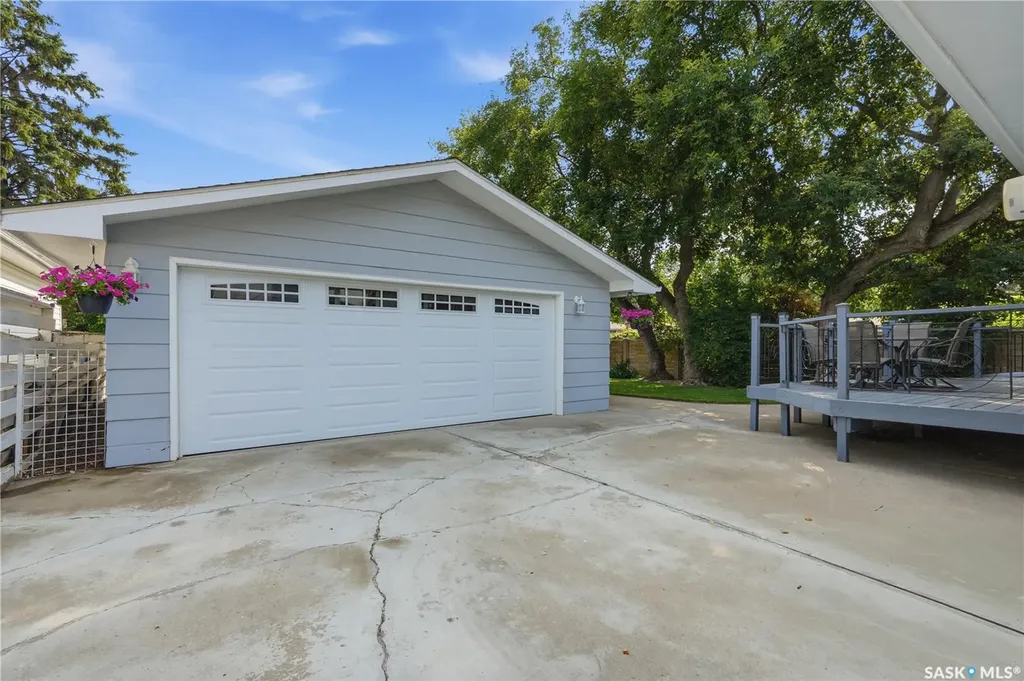 1422 East Heights Saskatoon SK S7J 3B3