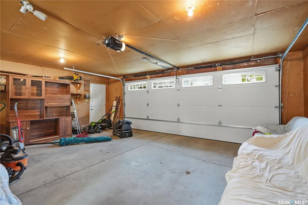 1422 East Heights Saskatoon SK S7J 3B3