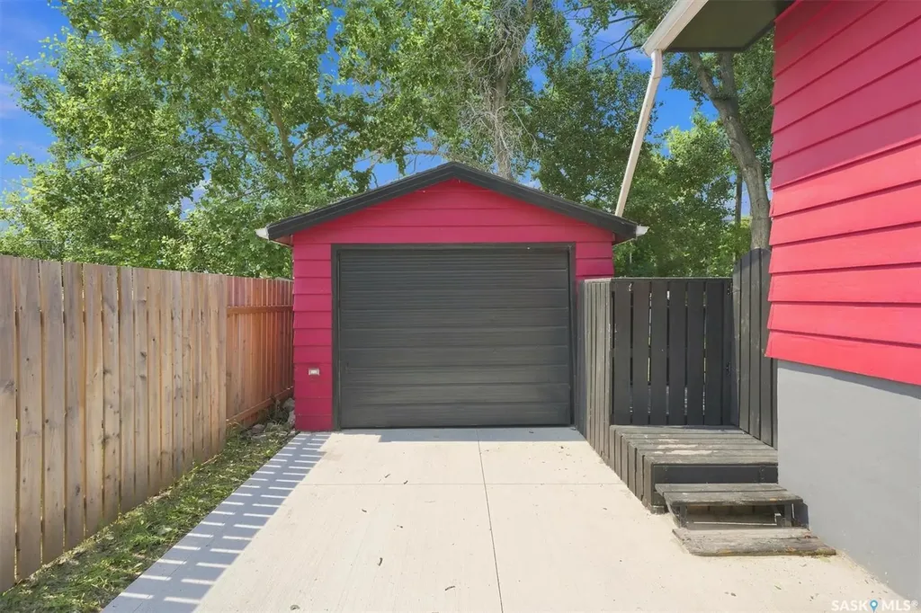 1709 2nd Avenue N Saskatoon SK S7K 3N2