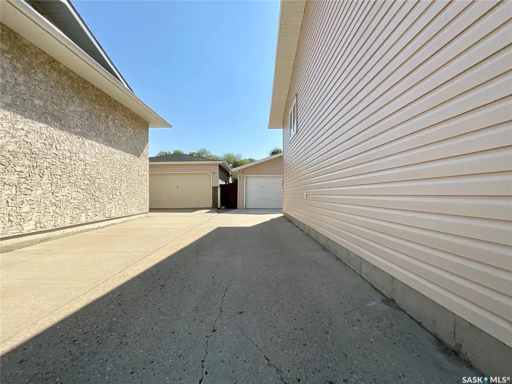 118 Salemka Crescent Regina SK S4R 7S1