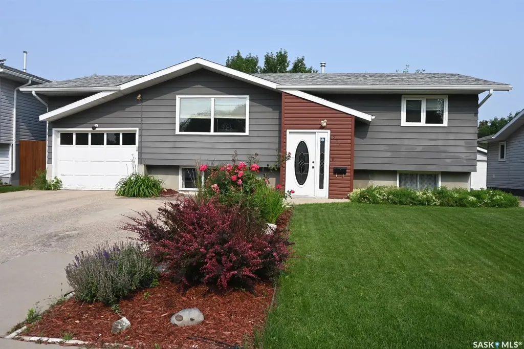 521 Guelph Crescent Saskatoon SK S7H 4R3