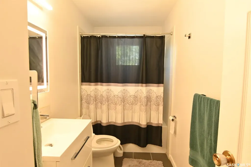 521 Guelph Crescent Saskatoon SK S7H 4R3
