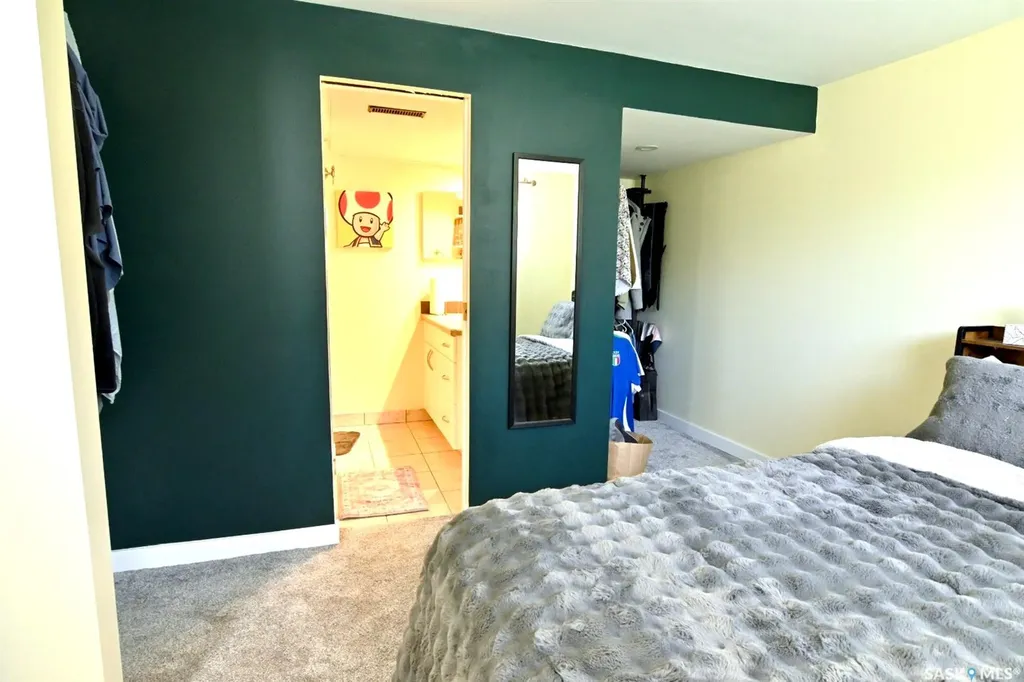 521 Guelph Crescent Saskatoon SK S7H 4R3