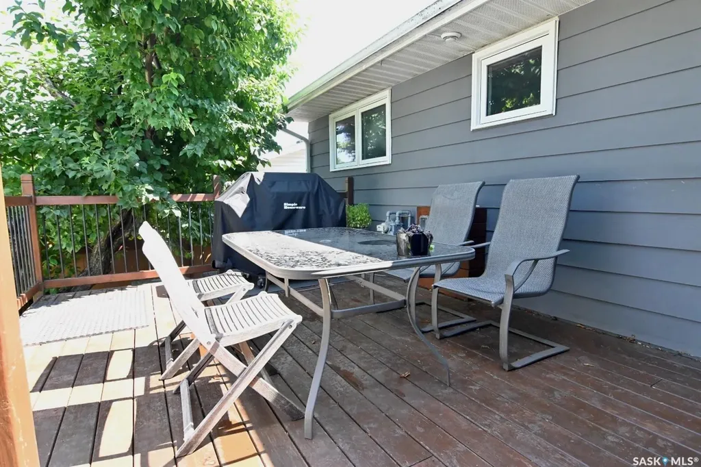 521 Guelph Crescent Saskatoon SK S7H 4R3