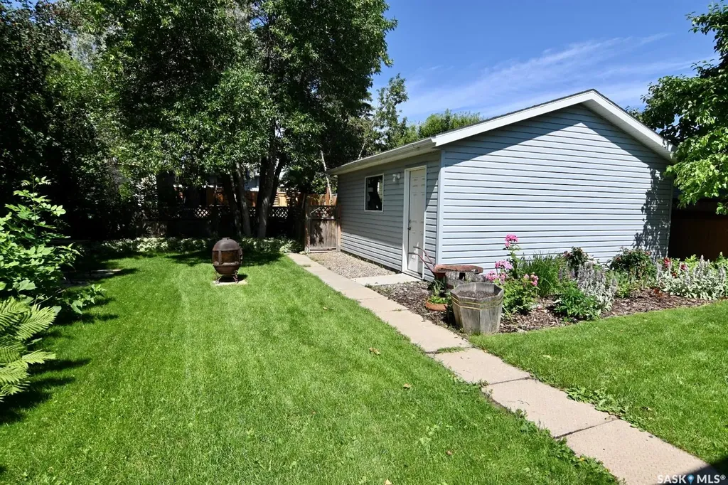 521 Guelph Crescent Saskatoon SK S7H 4R3