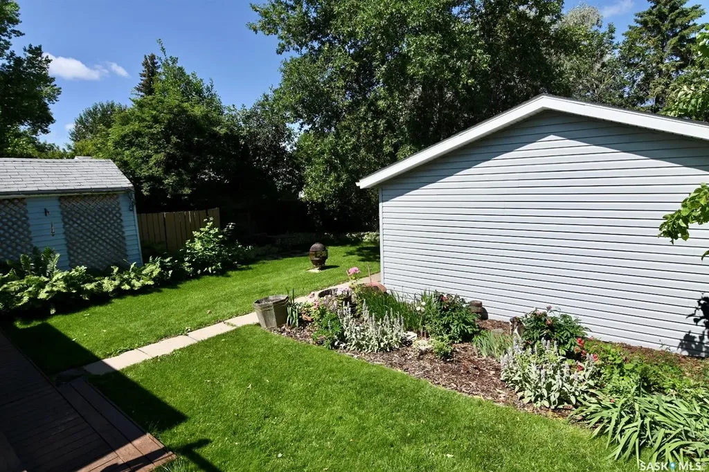 521 Guelph Crescent Saskatoon SK S7H 4R3