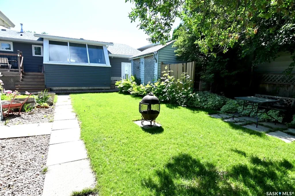 521 Guelph Crescent Saskatoon SK S7H 4R3