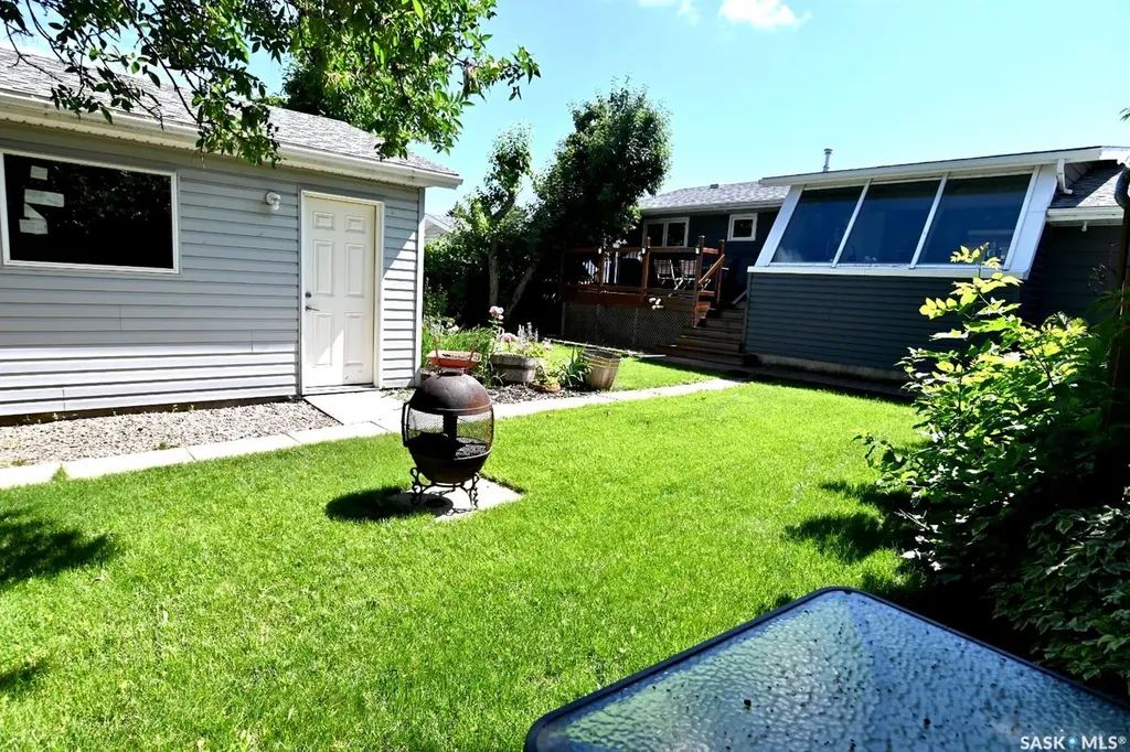 521 Guelph Crescent Saskatoon SK S7H 4R3