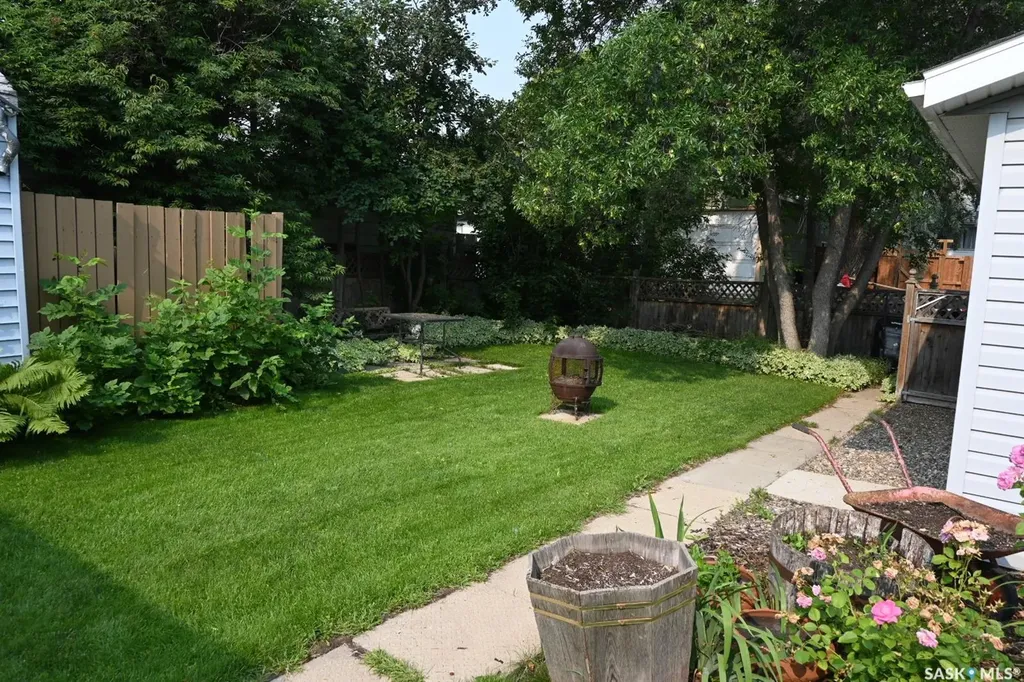 521 Guelph Crescent Saskatoon SK S7H 4R3