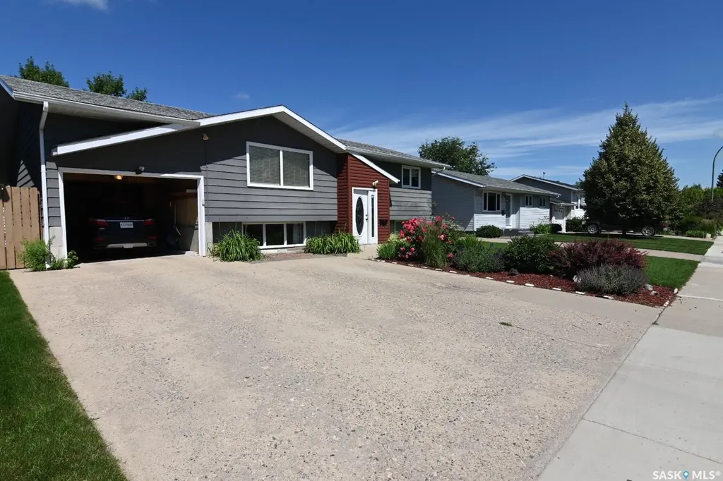 521 Guelph Crescent Saskatoon SK S7H 4R3